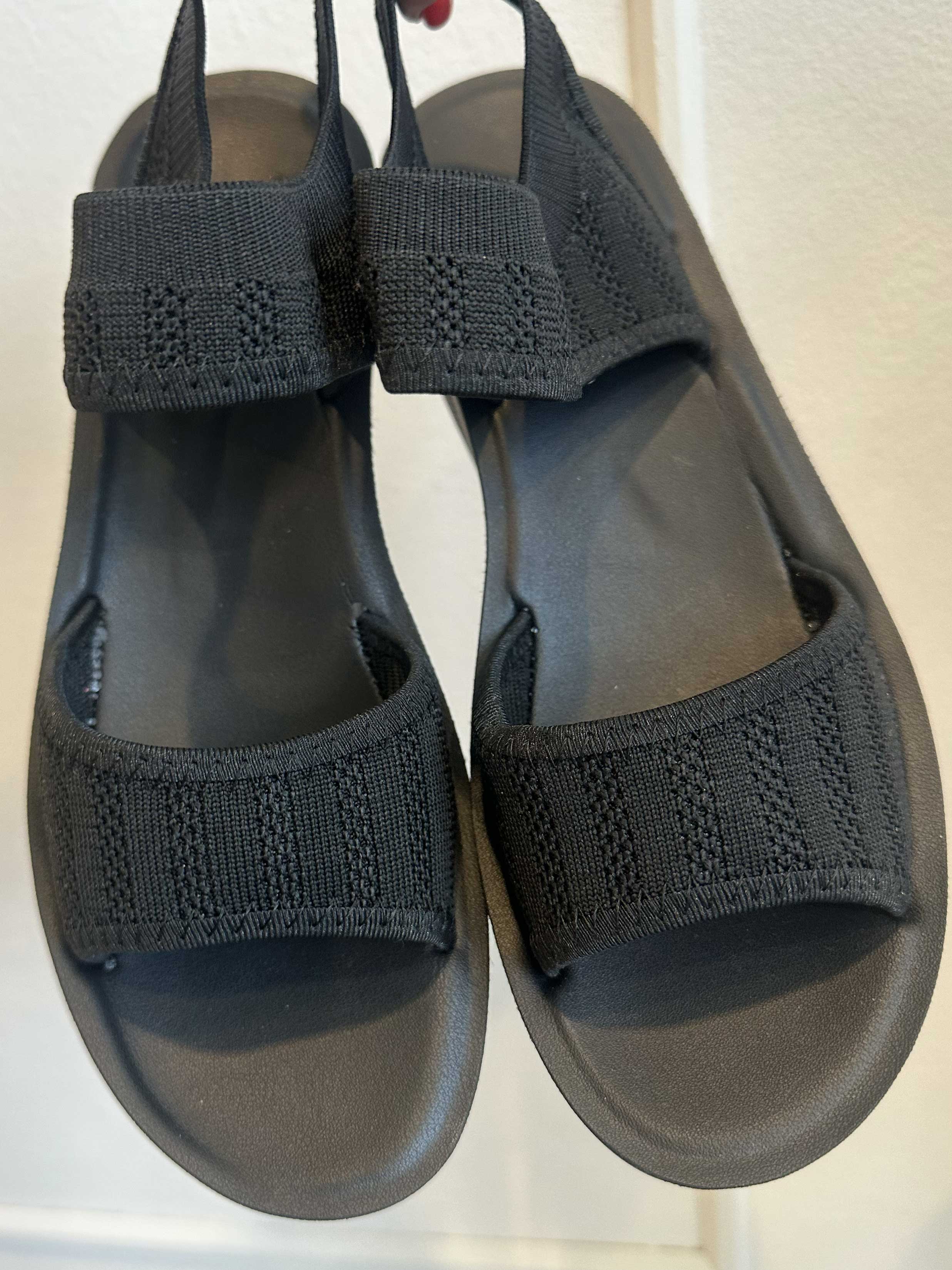 Jolina - Bløde sandaler med lille hæl og stræk i remmen